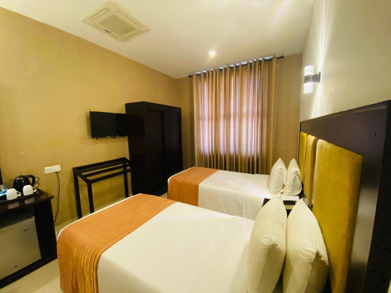The Full Moon Hotel Katunayaka Extérieur photo